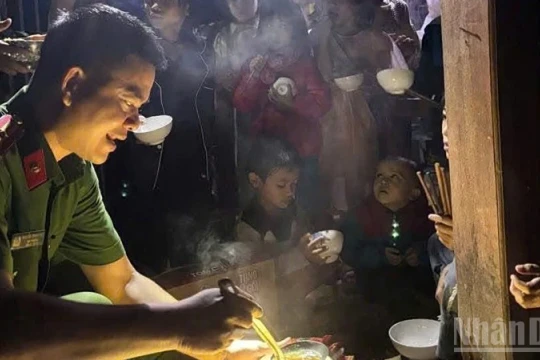 Đà Nẵng: Lực lượng công an xã sát cánh cùng nhân dân trong mưa lũ