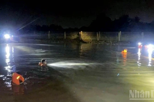 Công an Lâm Đồng kịp thời giải cứu nhiều người trong đêm mưa lũ tại Tuy Phong