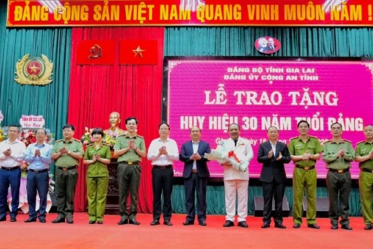Giám đốc Công an tỉnh Gia Lai vinh dự đón nhận Huy hiệu 30 năm tuổi Đảng